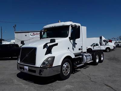 Volvo VNL64T Day Cab Truck - 405HP, 12 Speed Automatic