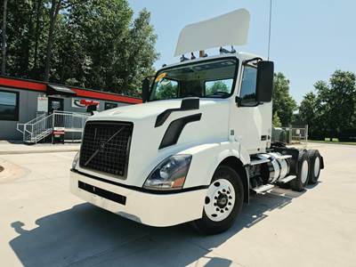 Volvo VNL64T Day Cab Truck - 405HP, 12 Speed Automatic