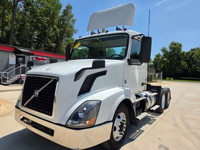 Volvo VNL64T Day Cab Truck - 405HP, 12 Speed Automatic