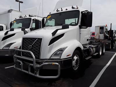 Volvo VNL64T300 Day Cab Truck - 425HP, 12 Speed Automatic