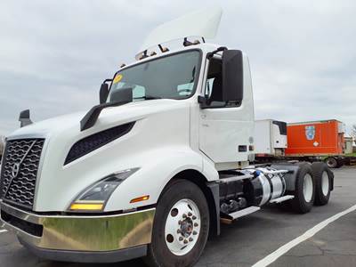 Volvo VNL64T300 Day Cab Truck - 425HP, 12 Speed Automatic