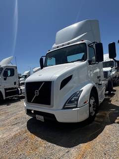 Volvo VNL64T300 Day Cab Truck - 425HP, 12 Speed Automatic