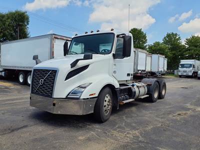Volvo VNL64T300 Day Cab Truck - 405HP, 12 Speed Automatic