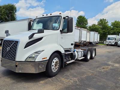Volvo VNL64T300 Day Cab Truck - 405HP, 12 Speed Automatic