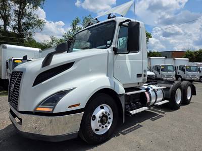 Volvo VNL64T300 Day Cab Truck - 405HP, 12 Speed Automatic