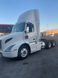 Volvo VNL64T300 Day Cab Truck - 425HP, 12 Speed Automatic