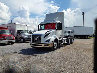 Volvo VNL64T300 Day Cab Truck - 425HP, 12 Speed Automatic