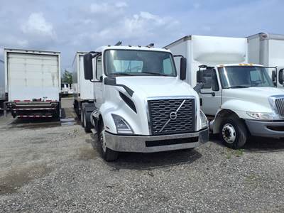 Volvo VNL64T300 Day Cab Truck - 405HP, 12 Speed Automatic