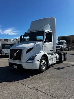 Volvo VNL64T300 Day Cab Truck - 425HP, 12 Speed Automatic