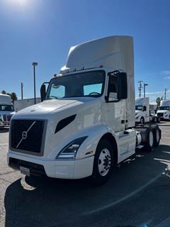 Volvo VNL64T300 Day Cab Truck - 425HP, 12 Speed Automatic