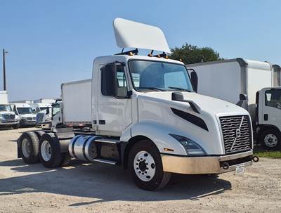 Volvo VNL64T300 Day Cab Truck - 425HP, 12 Speed Automatic