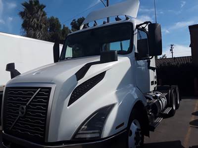 Volvo VNL64T300 Day Cab Truck - 425HP, 12 Speed Automatic