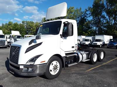 Volvo VNL64T300 Day Cab Truck - 405HP, 12 Speed Automatic