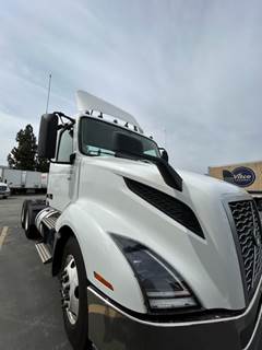 Volvo VNL64T300 Day Cab Truck - 400HP, 10 Speed Automatic