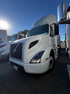 Volvo VNL64T300 Day Cab Truck - 425HP, 12 Speed Automatic