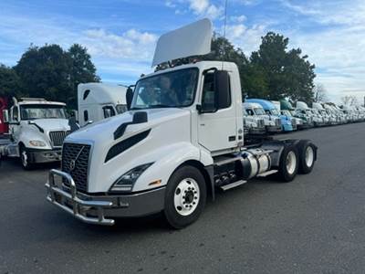 Volvo VNL64T300 Day Cab Truck - 425HP, 12 Speed Automatic