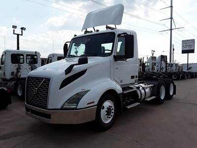 Volvo VNL64T300 Day Cab Truck - 400HP, 10 Speed Automatic
