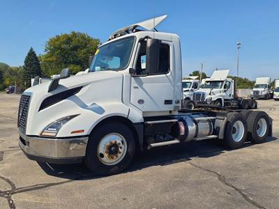 Volvo VNL64T300 Day Cab Truck - 405HP, 12 Speed Automatic