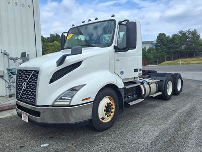Volvo VNL64T300 Day Cab Truck - 405HP, 12 Speed Automatic