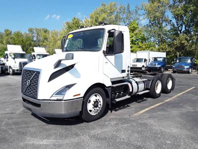 Volvo VNL64T300 Day Cab Truck - 405HP, 12 Speed Automatic