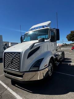 Volvo VNL64T300 Day Cab Truck - 400HP, 10 Speed Automatic