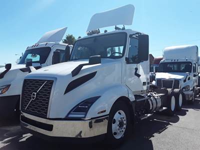 Volvo VNL64T300 Day Cab Truck - 405HP, 12 Speed Automatic