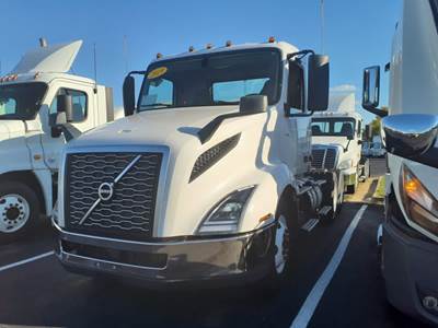 Volvo VNL64T300 Day Cab Truck - 405HP, 12 Speed Automatic