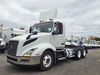 Volvo VNL64T300 Day Cab Truck - 405HP, 12 Speed Automatic