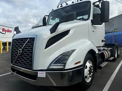 Volvo VNL64T300 Day Cab Truck - 400HP, 10 Speed Automatic
