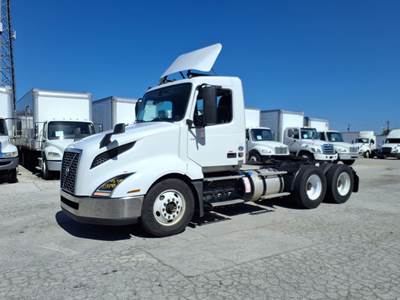 Volvo VNL64T300 Day Cab Truck - 400HP, 10 Speed Automatic