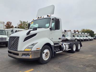 Volvo VNL64T300 Day Cab Truck - 405HP, 12 Speed Automatic