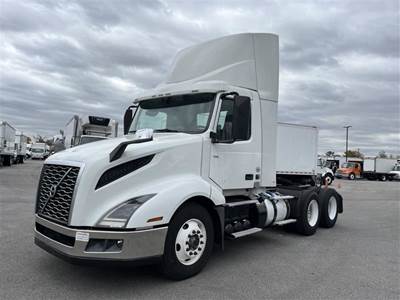 Volvo VNL64T300 Day Cab Truck - 425HP, 12 Speed Automatic