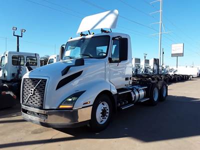 Volvo VNL64T300 Day Cab Truck - 400HP, 10 Speed Automatic