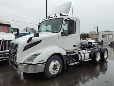 Volvo VNL64T300 Day Cab Truck - 400HP, 10 Speed Automatic