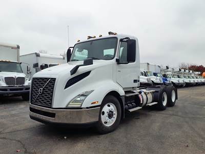 Volvo VNL64T300 Day Cab Truck - 405HP, 12 Speed Automatic