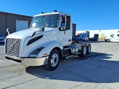 Volvo VNL64T300 Day Cab Truck - 405HP, 12 Speed Automatic
