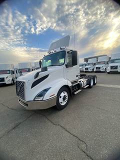 Volvo VNL64T300 Day Cab Truck - 400HP, 10 Speed Automatic