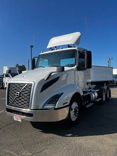 Volvo VNL64T300 Day Cab Truck - 400HP, 10 Speed Automatic