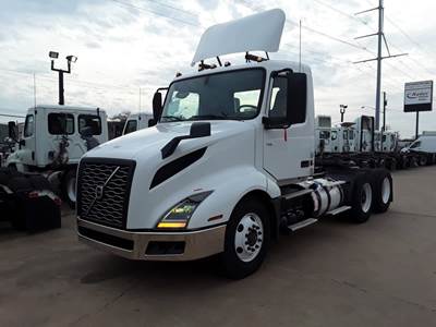 Volvo VNL64T300 Day Cab Truck - 400HP, 10 Speed Automatic