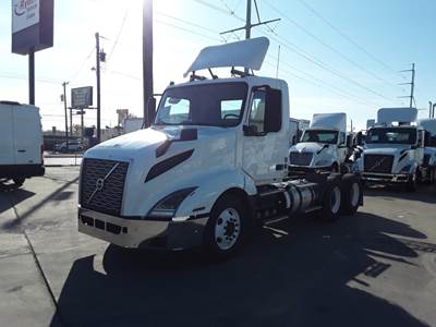 Volvo VNL64T300 Day Cab Truck - 400HP, 10 Speed Automatic