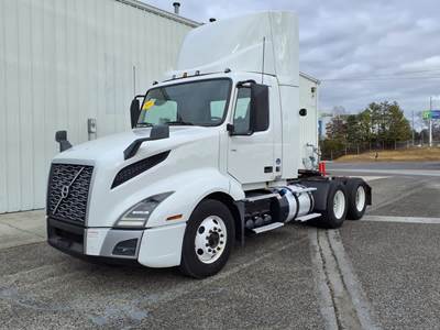 Volvo VNL64T300 Day Cab Truck - 435HP, 12 Speed Automatic