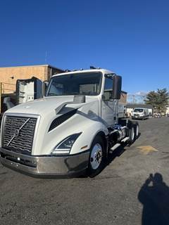 Volvo VNL64T300 Day Cab Truck - 400HP, 10 Speed Automatic