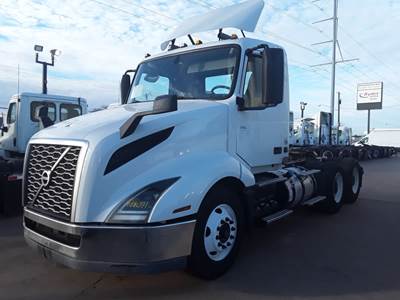 Volvo VNL64T300 Day Cab Truck - 400HP, 10 Speed Automatic