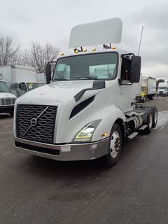 Volvo VNL64T300 Day Cab Truck - 400HP, 10 Speed Automatic