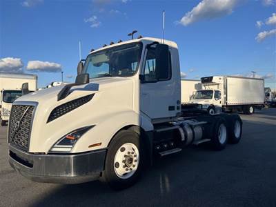 Volvo VNL64T300 Day Cab Truck - 405HP, 12 Speed Automatic