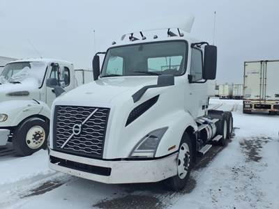 Volvo VNL64T300 Day Cab Truck - 400HP, 10 Speed Automatic