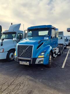 Volvo VNL64T300 Day Cab Truck - 455HP, 12 Speed Automatic