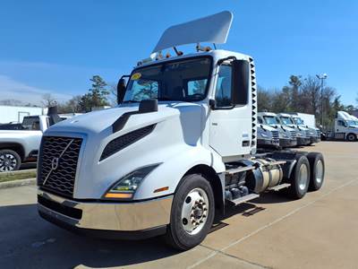 Volvo VNL64T300 Day Cab Truck - 405HP, 12 Speed Automatic