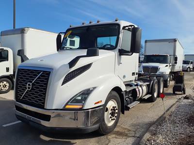 Volvo VNL64T300 Day Cab Truck - 405HP, 12 Speed Automatic