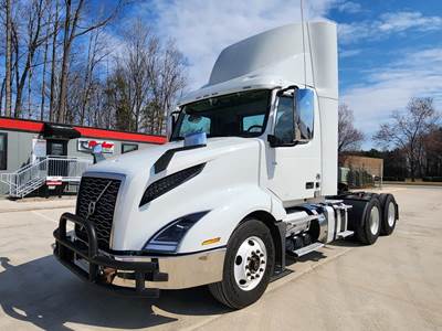 Volvo VNL64T300 Day Cab Truck - 405HP, 12 Speed Automatic